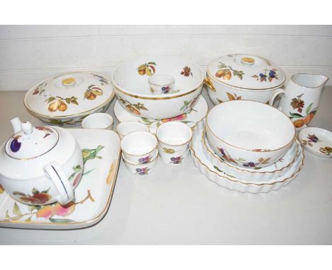 QUANTITY OF ROYAL WORCESTER EVESHAM PATTERN TABLE WARE