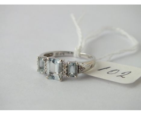 Three aquamarine &amp;diamond ring in 9ct - size M - 2.3gms