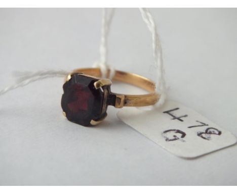 Square garnet stone set ring in 9ct - size K - 3.3gms