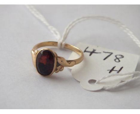 Oval garnet stone set ring in 9ct - size K - 2.2gms