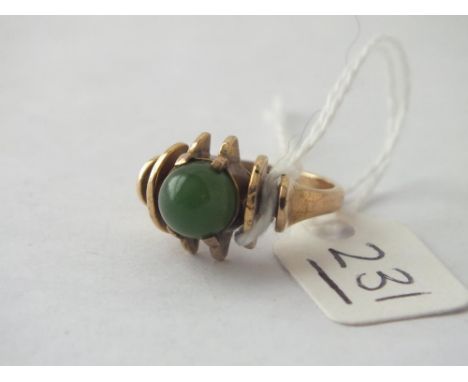 Domed green stone ring set in gold - size M - 4.4gms