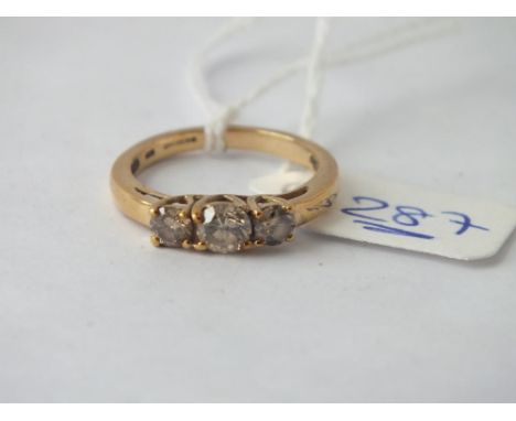 Three stone dress ring in 9ct - size M - 2.6gms