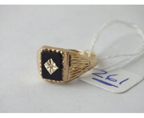 Onyx signet ring with small central diamond in 9ct - size R - 2.9gms