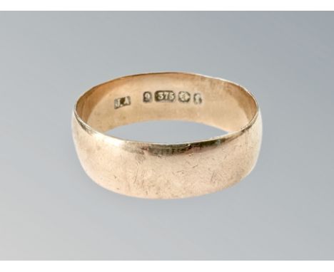 A 9ct gold band ring, size V CONDITION REPORT: 4.2g