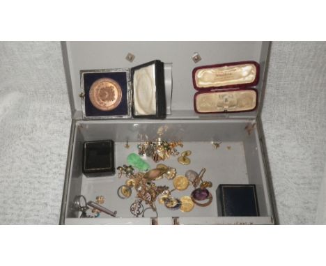 A COLLECTION OF JEWELLERY including a 'Jade' pendant