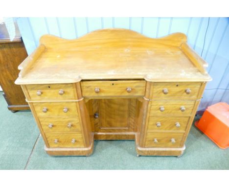 Victorian pine kneehole desk or dressing table, height 87 cm, not including the gallery, width 130 cm