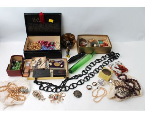 Quantity of costume jewellery including jet beads, yellow metal rings, buttons and badges, Bakelite jewellery boxes, glass dr