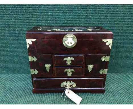 An Oriental style lacquered jewellery casket fitted with drawers, containing small amounts of costume jewellery.