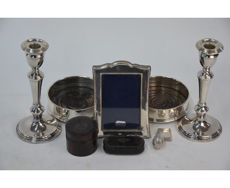 An Edwardian silver vesta case, Birmingham 1907, to/w a modern Britannia silver-framed photograph frame, a pair of electropla