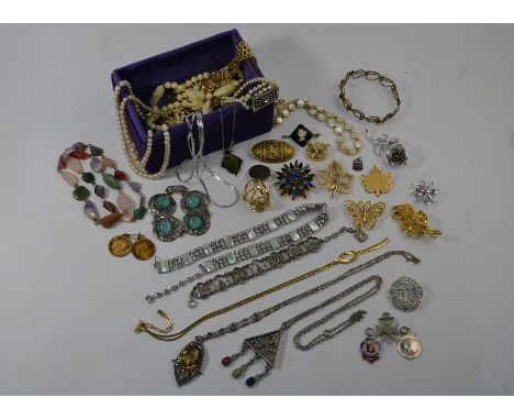 Collection of vintage and later jewellery including quartz beads, gilt metal items, brooches, simulated pearls, and three sil
