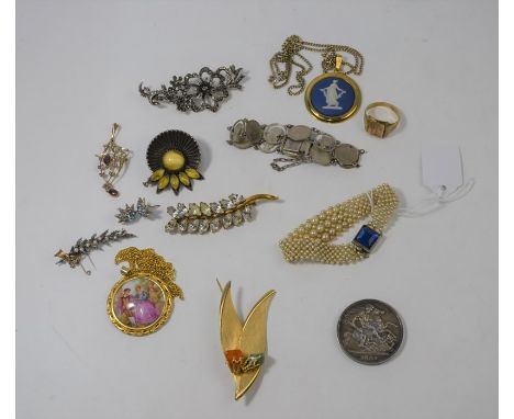 A small quantity of jewellery items including a gilt metal signet ring, part Art Nouveau seed pearl and amethyst pendant, bro