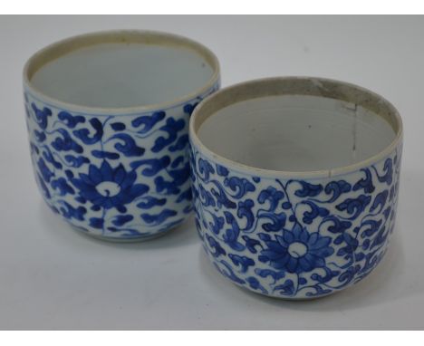 A pair of 18th century Chinese blue and white jars of cylindrical form on a circular foot, Kangxi period, decorated with a lo