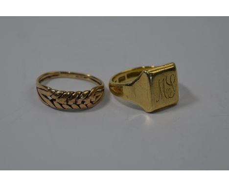 A 9ct yellow gold signet ring with engraved initials, size Q to/w a rope twist 9ct rose gold ring, size R, approx 8.6g (2)
