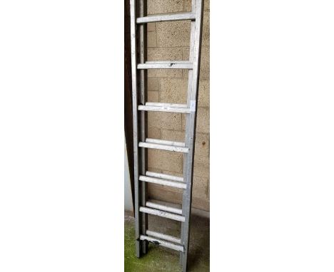 Gravity aluminium extending ladder