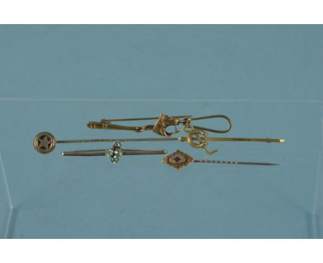A mixed lot of 9ct gold and yellow metal jewellery including a 9ct gold peridot and diamond set bar brooch, a 9ct gold stick 