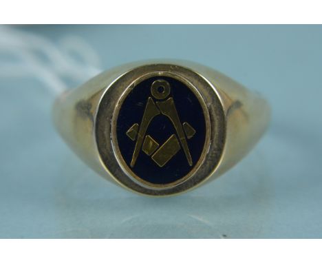 A 9ct gold gents signet ring with Masonic insignia, size W, weight approx 8g