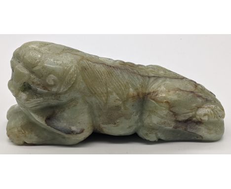 A Chinese jade carving of a lion, 1015g, L.17cm