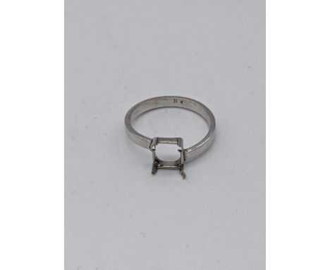 An 18ct white gold ring mount, 2.4g