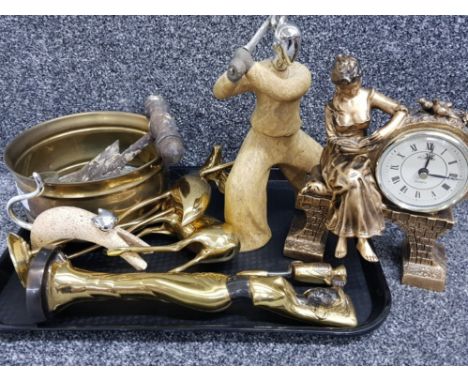 Tray of miscellaneous ornaments mostly brassware also includes figured mantle clock, Samurai figure etc