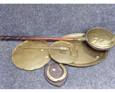 Vintage brass bed pan together with 3 brass trays, mounted horseshoe etc