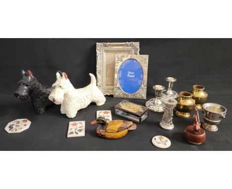 ASSORTMENT OF VINTAGE COLLECTIBLESincluding a pair of black and white Scotch Whisky dogs, 18cm high, four small Pietra Dura p