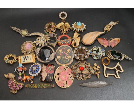 GOOD SELECTION OF THIRTY-TWO VINTAGE BROOCHESincluding agate, stone, enamel, mother of pearl and paste set examples (32)