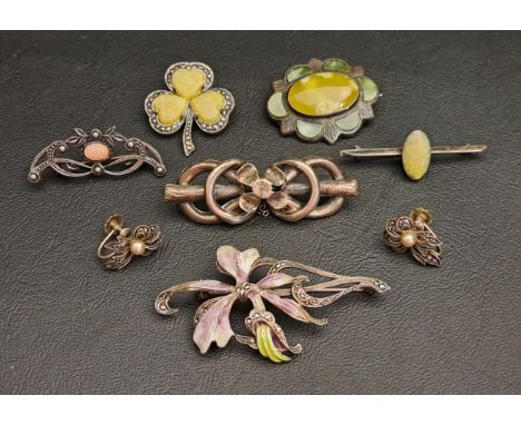 SELECTION OF VINTAGE SILVER JEWELLERYcomprising a green agate and marcasite three leaf clover brooch, two other green stone s