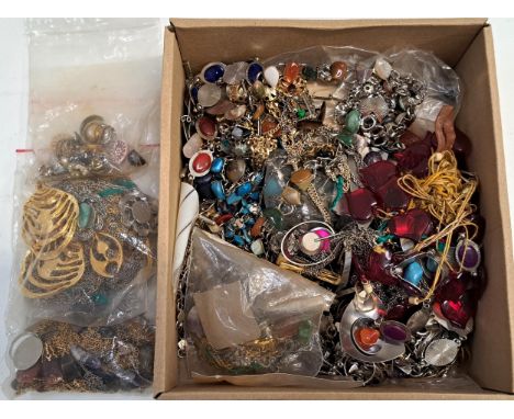 QUANTITY OF COSTUME JEWELLERYincluding rings, pendants, bracelets, some with semi precious stones including amethyst, agate, 
