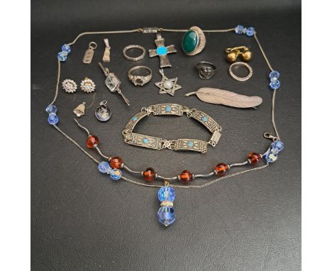 SELECTION OF SILVER AND SILVER MOUNTED JEWELLERYincluding a green agate set dress ring, other rings, a turquoise set bracelet