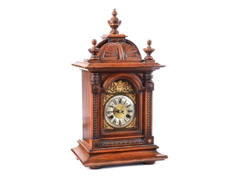 OAK CASED BRACKET CLOCK WITH BRASS & STEEL DIAL.7½ X 6 INCHES.RAISED ON A BLOCK PLYNTH BASE.HEIGHT: 20 INCHES.WIDTH: 11 INCHE