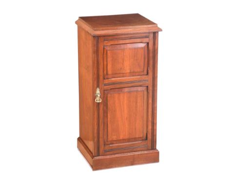 VICTORIAN MAHOGANY SINGLE DOOR BEDSIDE PEDESTAL FITTED WITH ONE SHELF. RAISED ON A BLOCK PLYNTH BASE.HEIGHT: 31 INCHES.WIDTH: