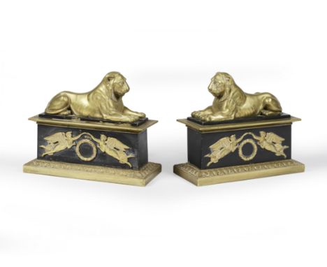 PAIRE DE CHENETS EGYPTOMANIE EN BRONZE DORE ET BRONZE NOIRCI XIXe SIECLEA PAIR OF 'EGYPTOMANIA' GILT-BRONZE AND BLACKENED BRO