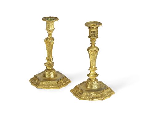 PAIRE DE BOUGEOIRS DE STYLE LOUIS XIV EN BRONZE DORE XIXe SIECLEPAIR OF LOUIS XIV STYLE ORMOLU CANDLESTICKS 19th CENTURYEach 