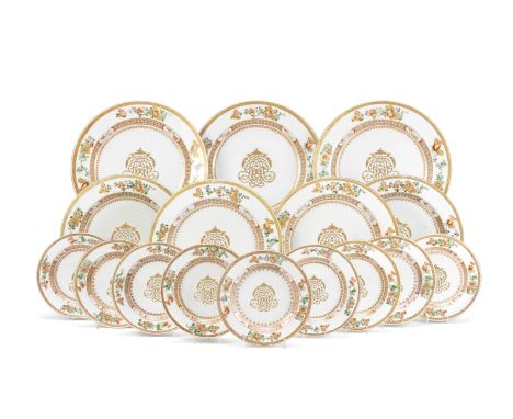 RARE PARTIE DE SERVICE DE DIX-HUIT PLATS ET ASSIETTES EN PORCELAINE DE LA FAMILLE VERTE ET ROUGE-DE-FER MONOGRAMMEE, PERIODE 