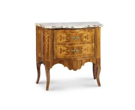 PETITE COMMODE ITALIENNE EN PLACAGE DE BOIS DE ROSE ET DE BOIS FRUITIER, ORNEMENTATION DE BRONZE DORE, ROME DEUXIEME MOITIE D