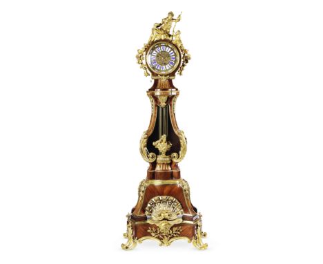 IMPORTANTE HORLOGE DE PARQUET D'EPOQUE REGENCE EN BOIS SATINE ET AMARANTE, ORNEMENTATION DE BRONZE CISELE ET DORE, D'APRES UN