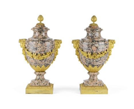 PAIRE DE VASES DE STYLE LOUIS XVI EN GRANIT ROSE ET ORNEMENTATION DE BRONZE DORE XIXe SIECLEPAIR OF LOUIS XVI STYLE ORMOLU-MO