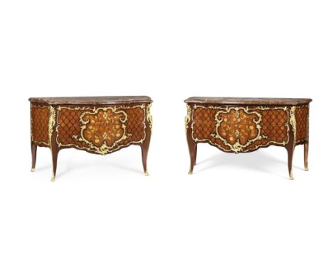 DEUX COMMODES POUVANT FORMER PAIRE D'EPOQUE LOUIS XV EN MARQUETERIE FLORALE ET GEOMETRIQUE, ORNEMENTATION DE BRONZE DORE, UNE