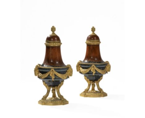 PAIRE DE VASES DE STYLE LOUIS XVI EN PORCELAINE A DECOR FLAMME ET VERNISSE, ORNEMENTATION DE BRONZE DORE FIN DU XIXe SIECLEA 