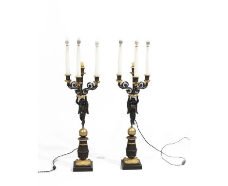 PAIRE DE CANDELABRES D'EPOQUE RESTAURATION EN BRONZE PATINE ET BRONZE DORE A QUATRE LUMIERES VERS 1830A PAIR OF RESTAURATION 