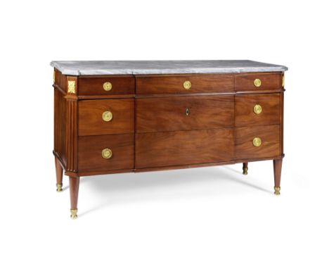 COMMODE D'EPOQUE LOUIS XVI EN ACAJOU, ORNEMENTATION DE BRONZE DORE, ESTAMPILLE DE JEAN-FRANCOIS LELEU DERNIER QUART XVIIIe SI