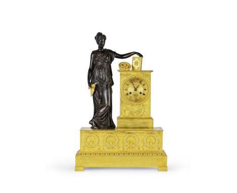 PENDULE EMPIRE EN BRONZE DORE ET BRONZE PATINE PREMIER QUART DU XIXe SIECLEAN EMPIRE ORMOLU AND PATINATED BRONZE MANTLE CLOCK