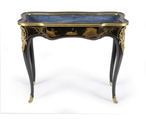 TABLE VITRINE DE STYLE LOUIS XV EN LAQUE, ORNEMENTATION DE BRONZE DORE, EMMANUEL-ALFRED BEURDELEY (1847-1919) FIN XIXe SIECLE