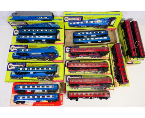 Kitmaster - Tri-ang - A collection of OO gauge items including a Kitmaster Blue Pullman set with power car, dummy car and 4 x