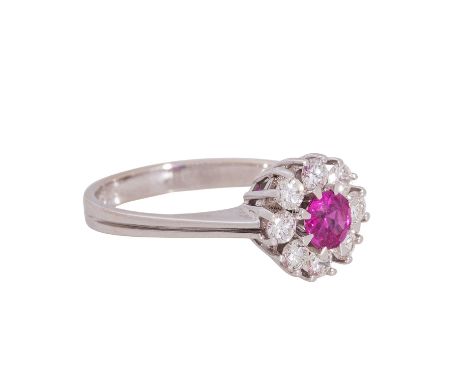 Ring mit Rosette aus Rubin umgeben von Brillanten zus. ca. 0,52 ct, ca. LGW (I)/SI, Rubin von leuchtendem Pink ca. 0,55 ct, a