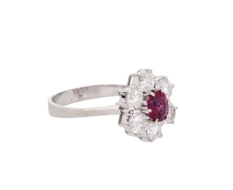 Ring mit Rubin ca. 0,6 ct umgeben von 6 Brillanten zus. ca. 1,4 ct, ca. FW-GET (G-N)/SI1-P2, Rubin in pink-rot, berieben, mit
