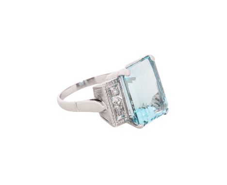 Art Déco Ring mit feinem Aquamarin im Treppenschliff von ca. 10 ct, flankiert von rechteckigen Zierelementen mit kleinen Diam