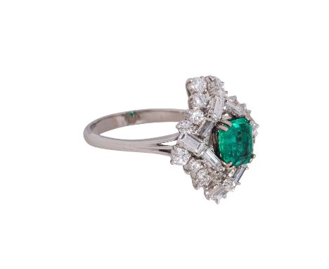 Ring mit schönem Smaragd und Diamanten von zus. ca. 2 ct, ca. WEISS (H)/VS-SI, im Baguette- und Brillantschliff, KP (2006): 5