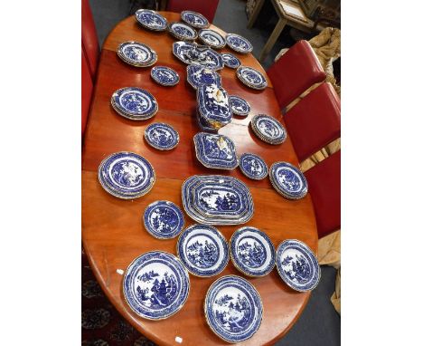 AN EXTENSIVE SPODE WILLOW PATTERN DINNER SERVICE, with a gilt border, circa early 20th century, reproducing an 18th century d