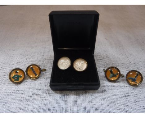 A SET OF FOUR VINTAGE GUINNESS WAISTCOAT BUTTONS and a pair of gilt cufflinks depicting sailing ships